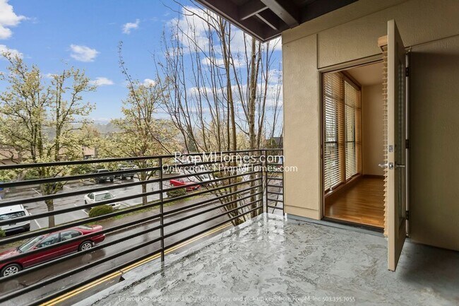 Building Photo - Light Filled One Bedroom Condo at the Beranger!