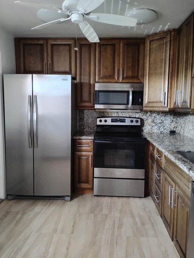 Building Photo - 219 NE 14th Ave