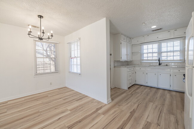 Building Photo - Beautifully Renovated 2-bedroom, 1-bathroom home!