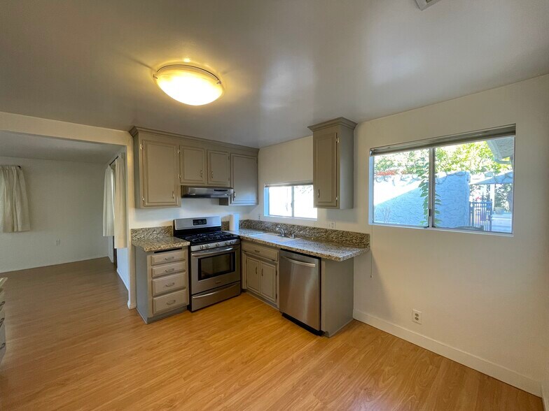 Building Photo - 5033 Campo Rd