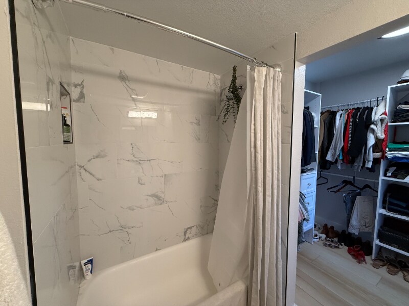 Building Photo - 406 W Azeele St