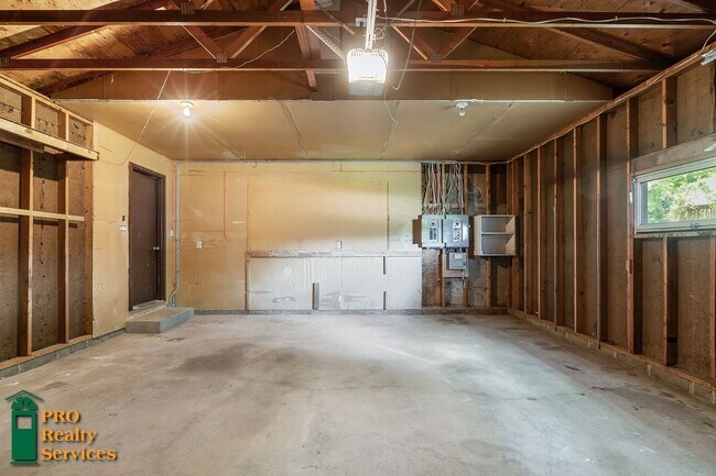 Building Photo - Spacious 4 Bedroom Home **Half Off October...