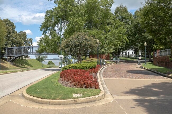 Building Photo - 589 Madewood Dr