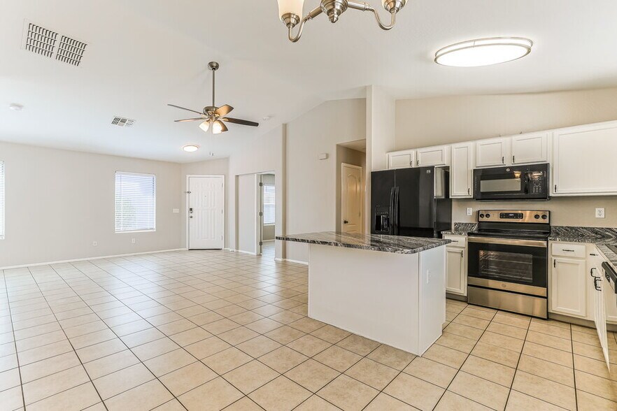 Building Photo - 418 E Penny Ln
