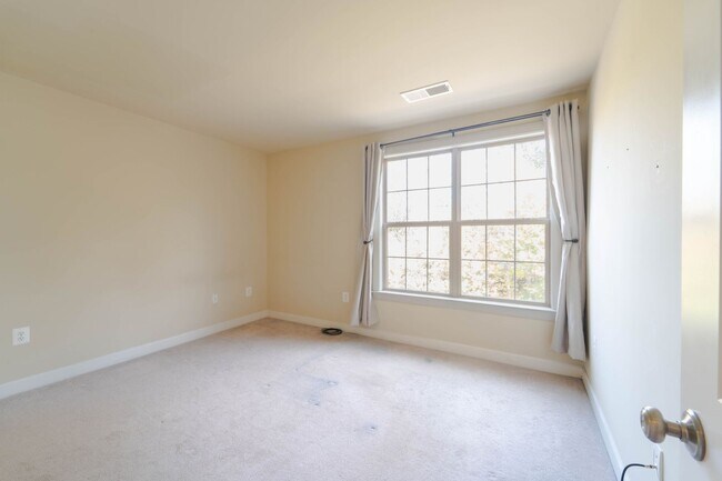 Building Photo - Stunning Centreville Townhome With Excellent Commuter Access