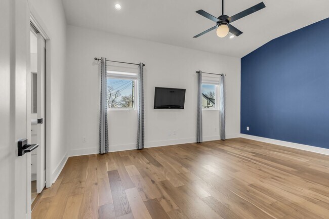 Building Photo - 715 32nd Ave N