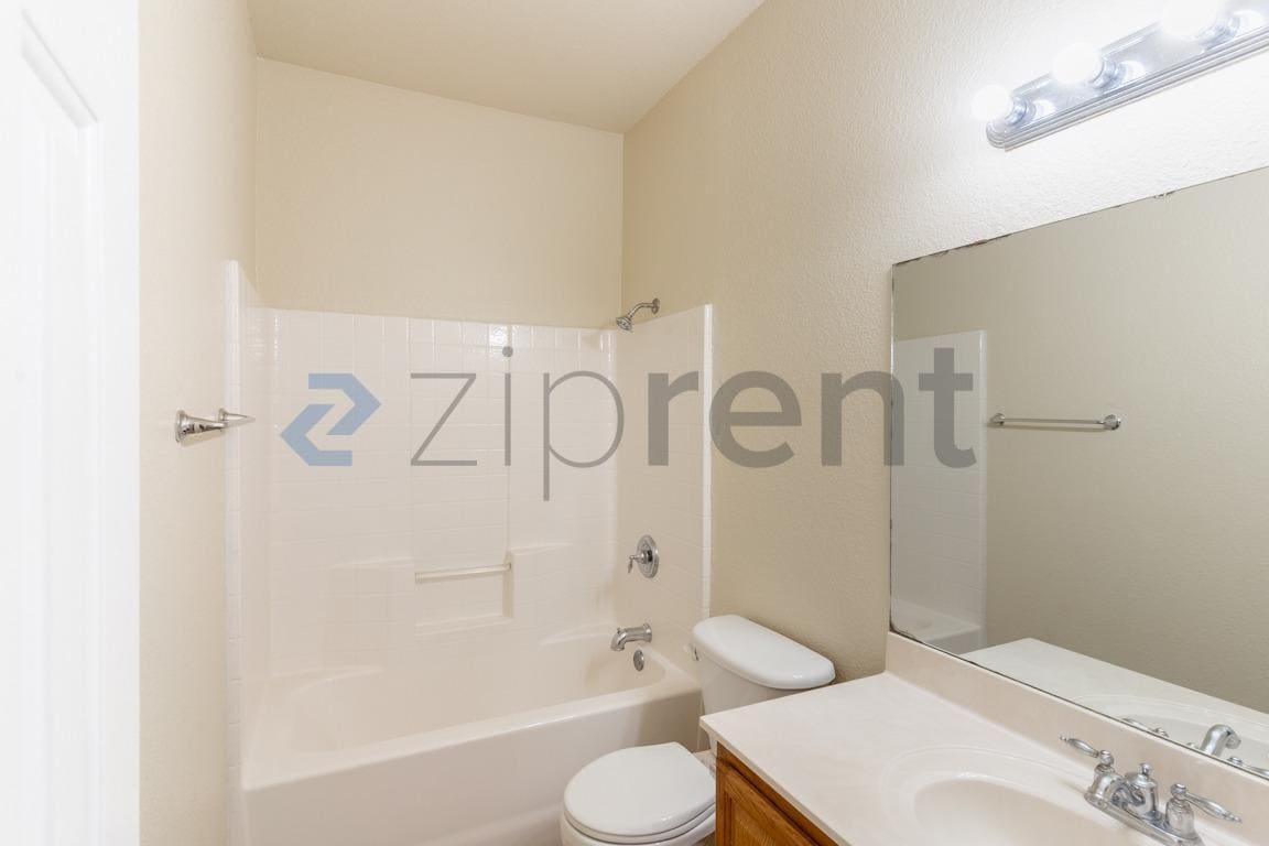 Building Photo - 498 Crossland Dr