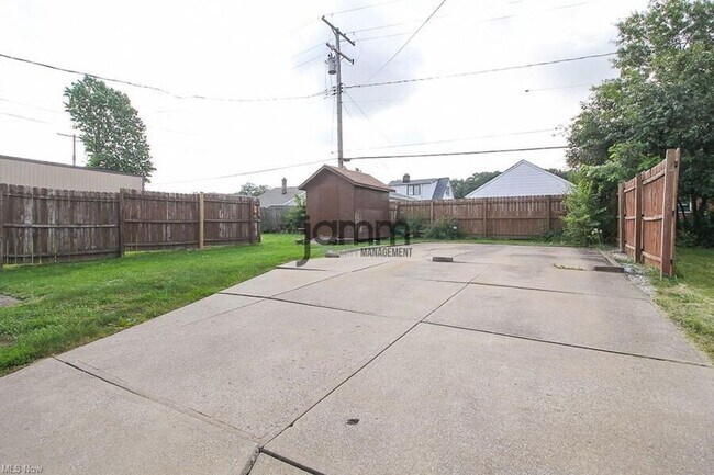 Building Photo - 3027 Brookdale Ave