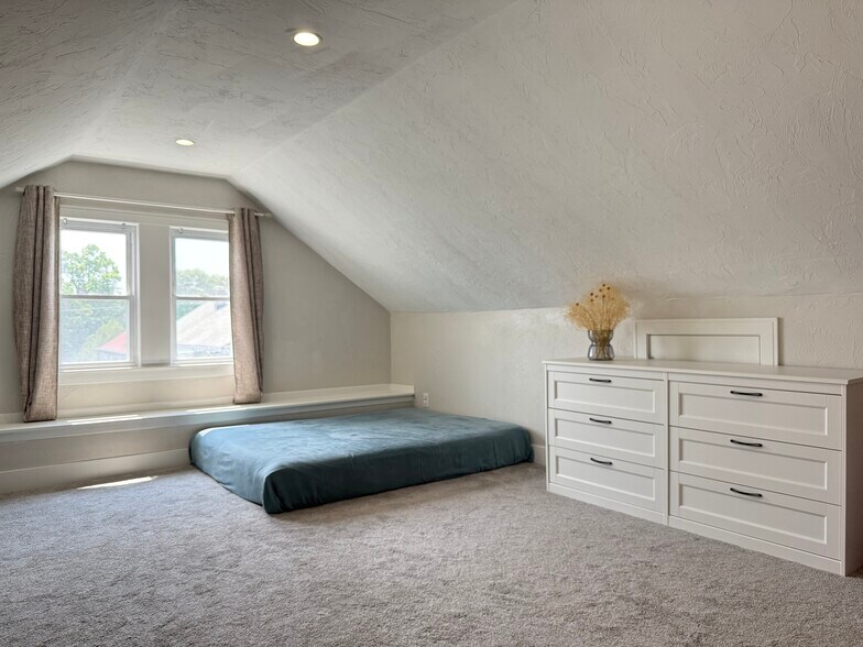 Bedroom 4 (Attic) - 47 Governor Winthrop Rd