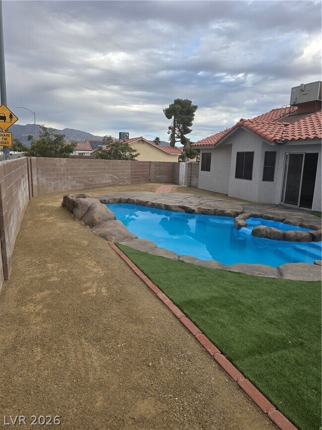 Building Photo - 5843 Berry Hill Ln