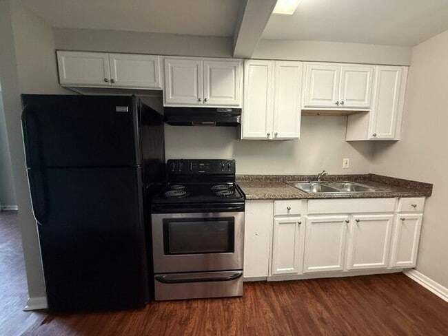 Building Photo - 2 Bed / 1 Bath apartment in triplex 2nd Av...