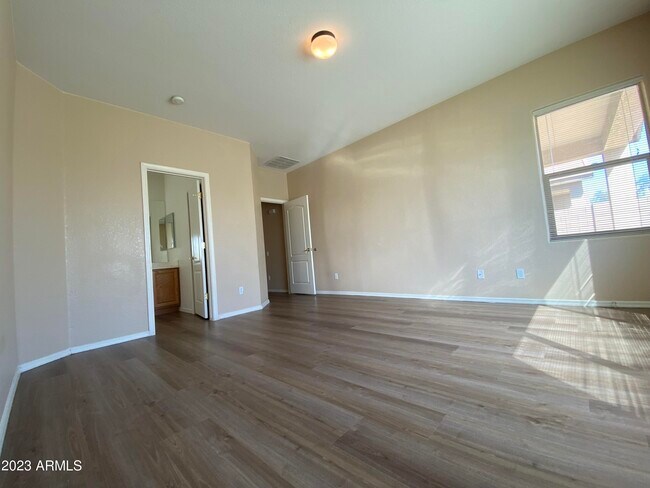 Building Photo - 517 S 115th Dr