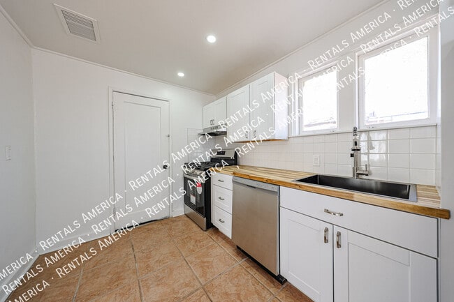 Building Photo - 2047 E Virginia Ave