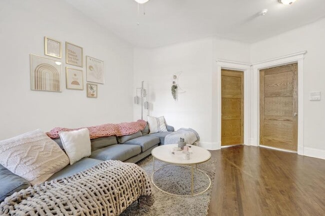 Building Photo - 2 bedroom in Chicago IL 60613