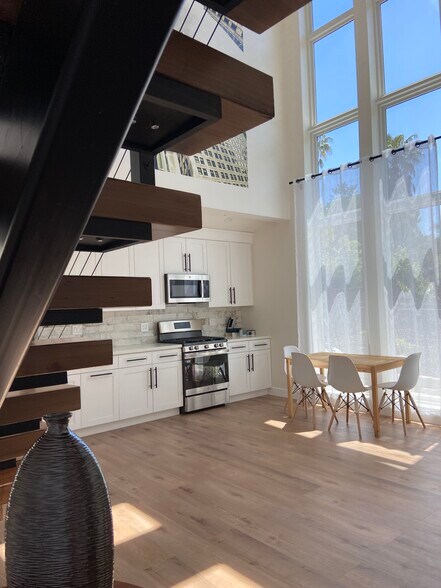 Building Photo - 2447 Alameda de las Pulgas