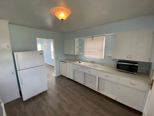 Building Photo - Newly Remodeled 2 Bedroom 1 Bath House - L...