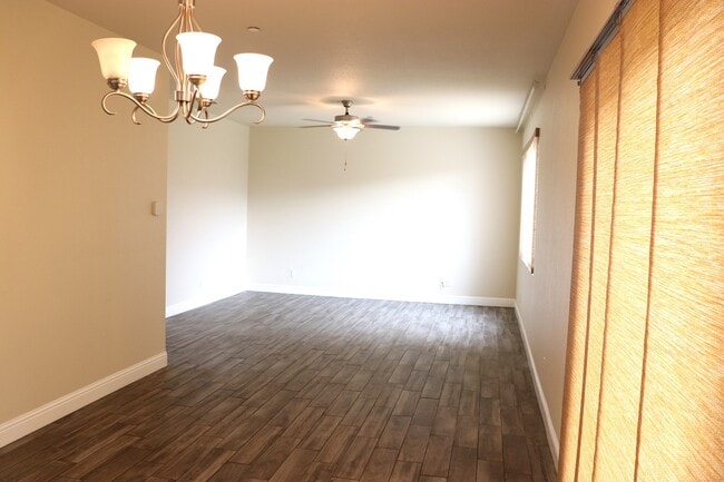 Building Photo - 864 Pinewood Ave