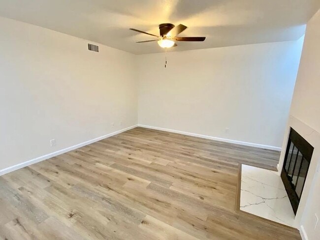 Building Photo - 6033 Estelle St