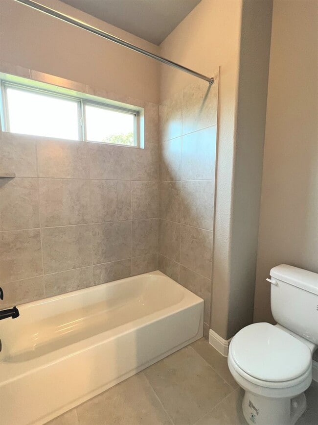 Building Photo - Georgeous 5-Bedroom in the Three Points Community