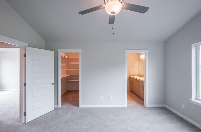 Building Photo - ** MOVE IN SPECIAL!** Must See in NE Albany!