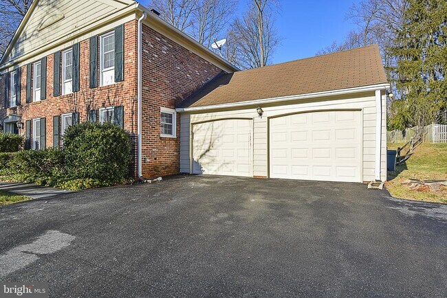 Building Photo - 10121 Donegal Ct