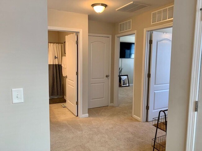 Building Photo - 130 Spring Pine Ln