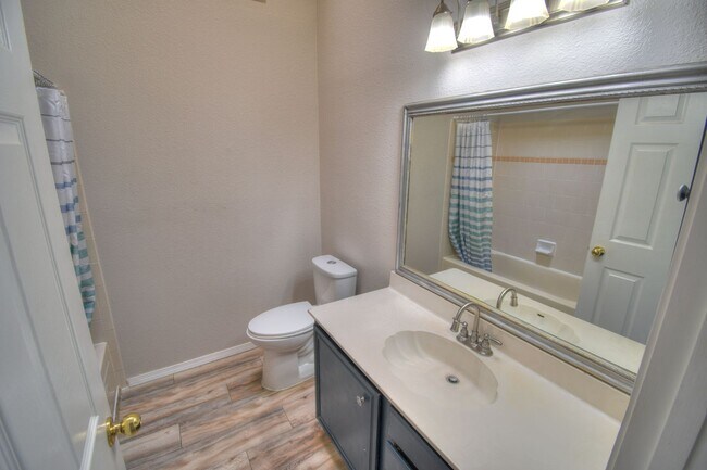 Building Photo - Great NW Three Bedroom , Two Bathroom, 2 C...