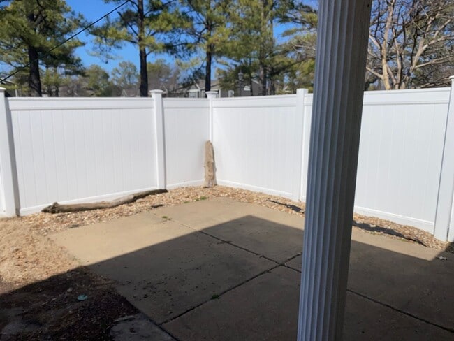 Building Photo - Rare home on the island! Large fenced in back yard! Pets are allowed. Owner will manage.
