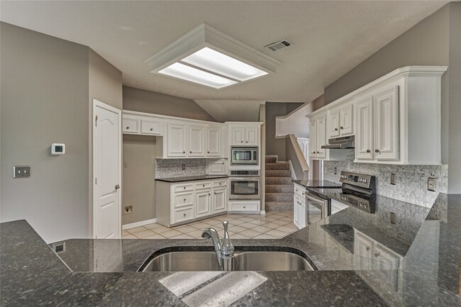 Building Photo - 13707 Fountainview Dr