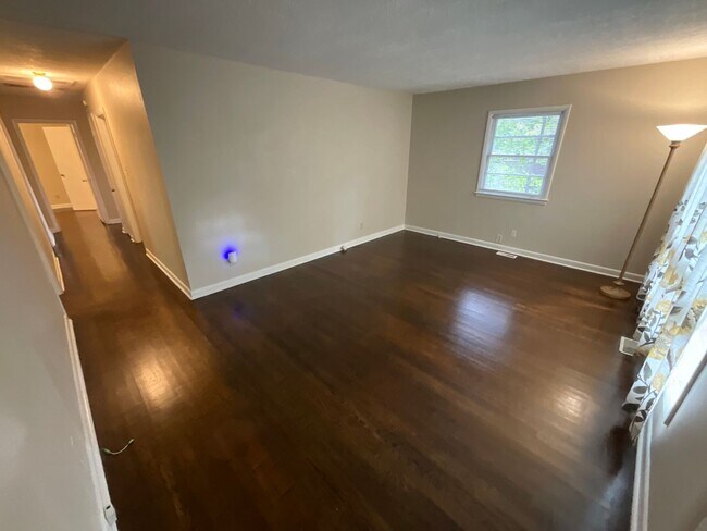 Building Photo - Reduced to $1550/mo! N Central Greensboro ...
