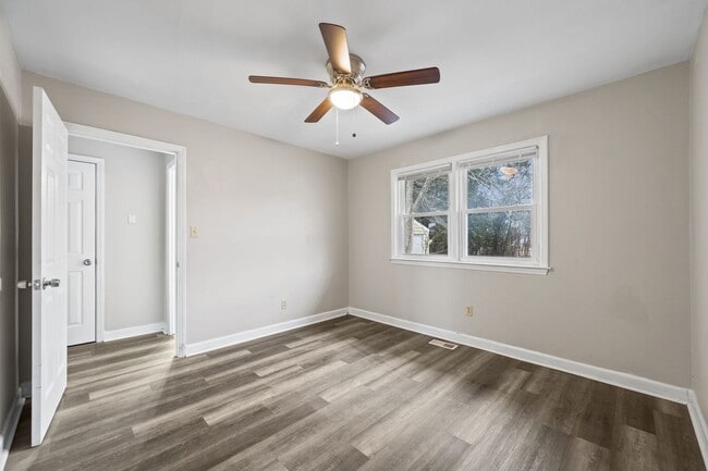 Building Photo - Welcome to Lakeview Park!