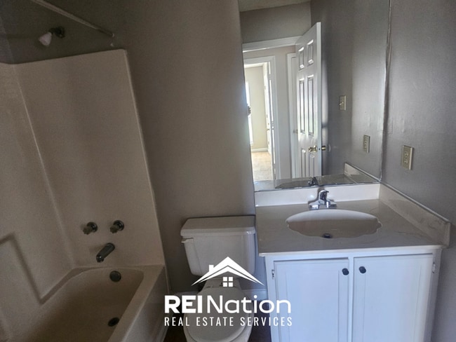 Building Photo - MEMPHIS CHARMER! | Vaulted Ceilings & Brick Fireplace | 3 Bed / 2 Bath