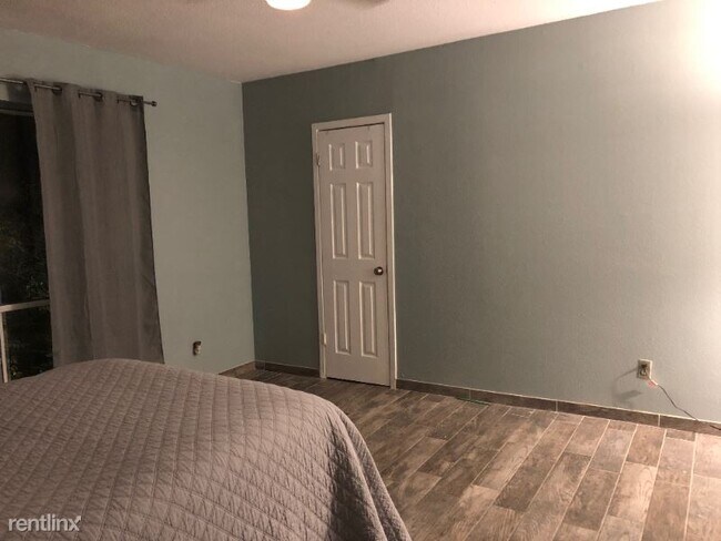 Building Photo - 2220-2238 S Piney Point Rd