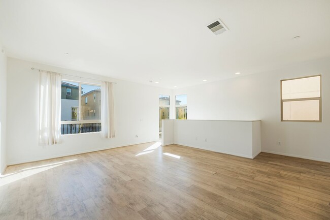 Building Photo - Secured and Quiet Townhome in Private Comm...