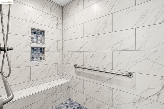 Building Photo - 507 Maple St