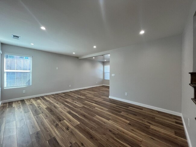 Building Photo - 12 Greenwood Ln