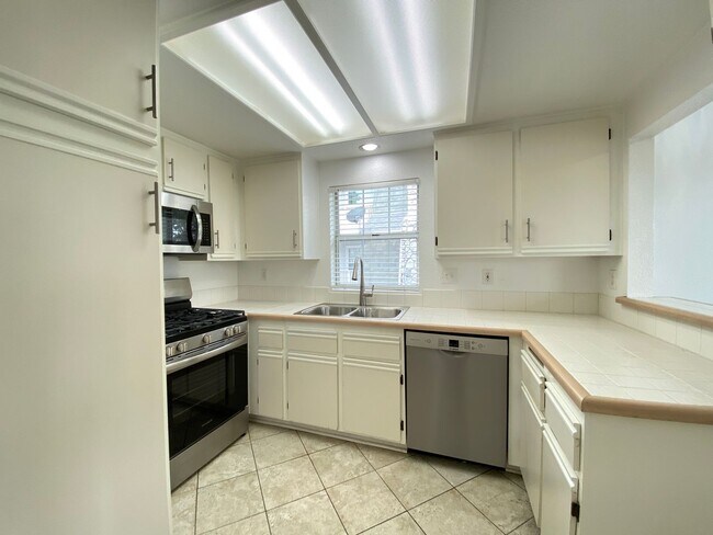 Building Photo - Bright 2 Bedroom Condo in Oceanside!