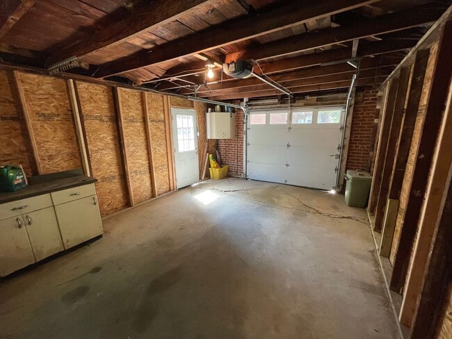 Building Photo - Classic 3 Bedroom 1.5 Bathroom Colonial In...