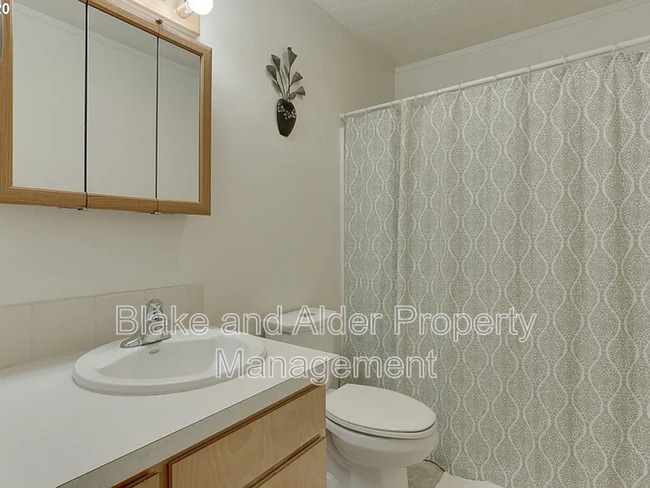 Building Photo - 9733 SE Ramona St