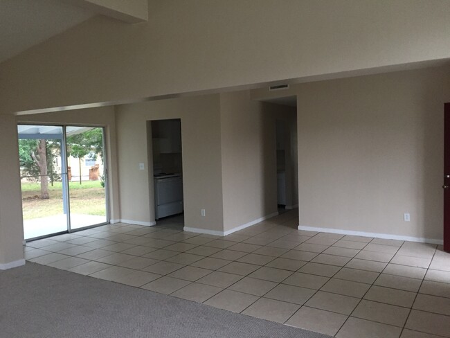 Building Photo - 2 Bed 1 Bath Home Pet Friendly Section 8 &...