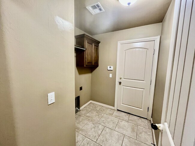 Building Photo - For Rent: 4 Bed | 2 Bath | Spacious Yard |...