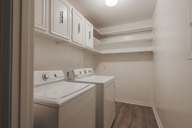 Building Photo - 10014 Stratmore Cir