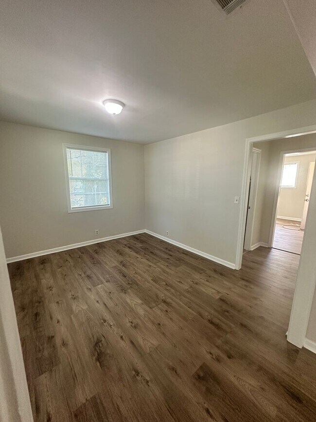 Building Photo - Charming home Close to VSU