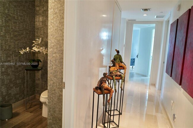 Building Photo - 1300 Brickell Bay Dr