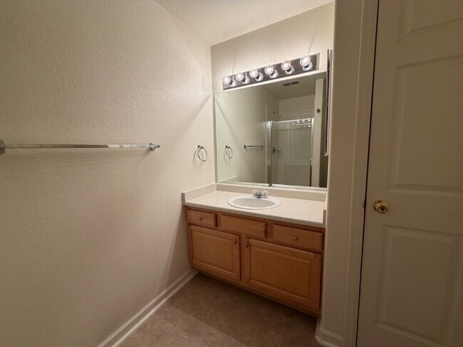 Building Photo - "Spacious 2-Bed, 2-Bath with attached garage"