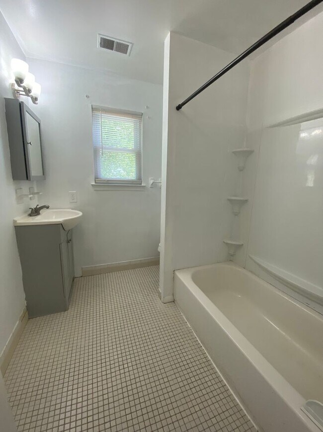 Building Photo - 303 Corinthian Ave