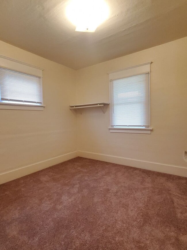 Building Photo - 3 bdrm, 1 bath home for $1995 Rent