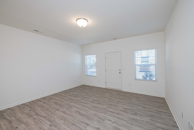 Building Photo - Beautiful Modern 2-Bedroom Townhome -AVAILABLE AUGUST 2026