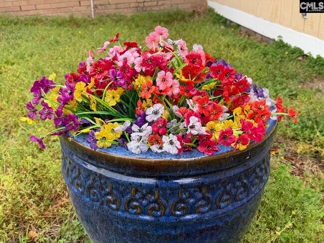 Building Photo - 511 Shady Ln