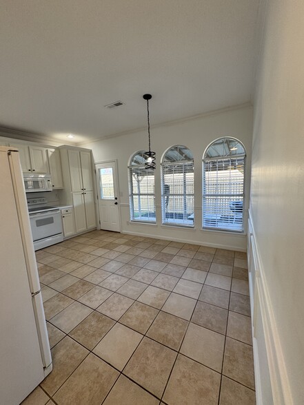 Kitchen. - 1701 Water Oak Dr